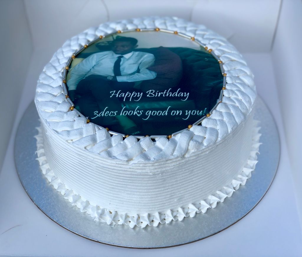 zisvngs's tweet photo. Good morning! 🌞

#zisungs #accrabaker #birthdaycake #chocolate #edibleimage https://t.co/i7FW8H5zHk