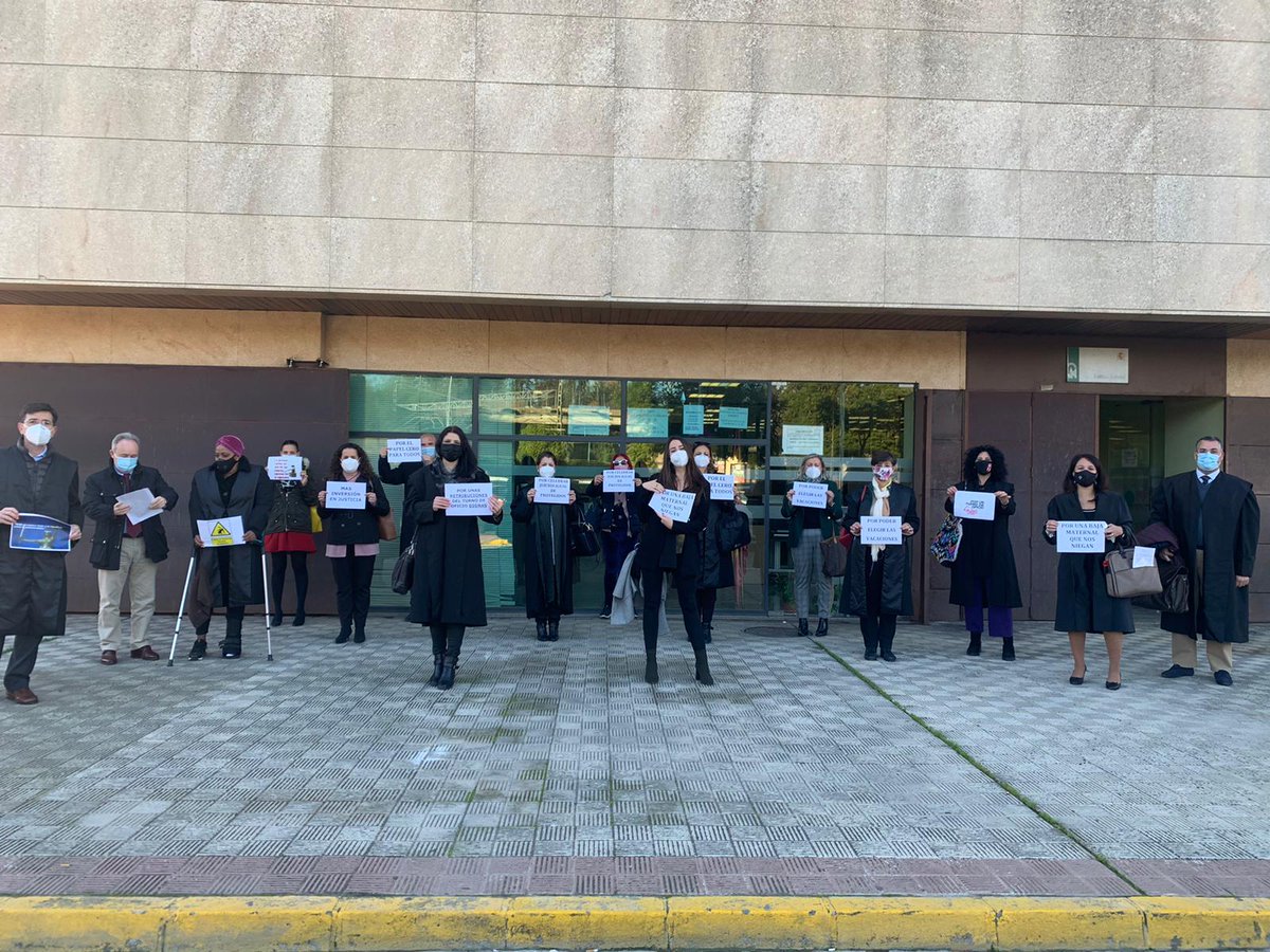 JulioGEscobar's tweet photo. Concentración de Letrad@s a las puertas del edificio judicial de #DosHermanas solicitando #LaJusticiaPaCuando y la #Dignidad de la profesión. Compañer@s que son la voz de much@s! https://t.co/Pn2DILunME