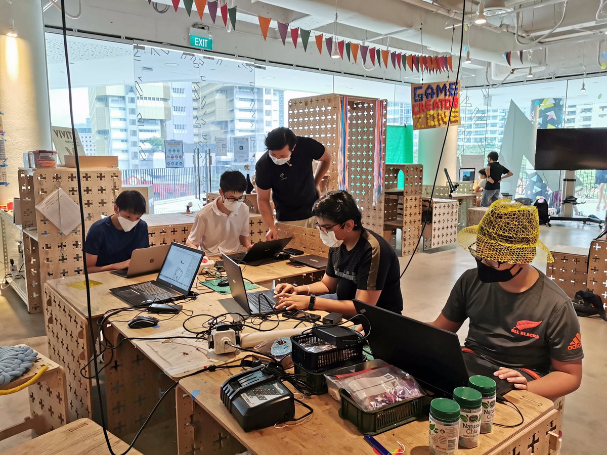 bypyuschan's tweet photo. Last Friday, #vivistoporchard youth members attended advanced laser cutter workshop by @lionsforge_sg co-founder, Kiwi. They were so eager to learn new skill and contribute their time and effort to help out in bringing our special needs friends’ Christmas dream toys come to life. https://t.co/74g8ufk0bq