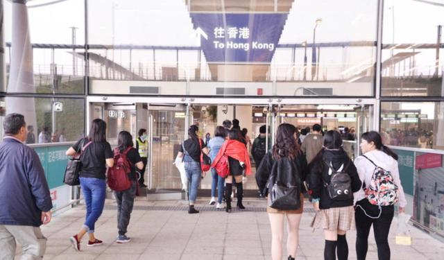 thisisGBA's tweet photo. About 2,140 #HongKong residents returned to HK from #Guangdong or #Macao under #Return2hk travel scheme as of 6 p.m. on Monday. The #HKSAR government earlier decided to launch the plan allows returning HK residents to be exempted from a 14-day quarantine for #COVID19. https://t.co/UPTp7CQT5N