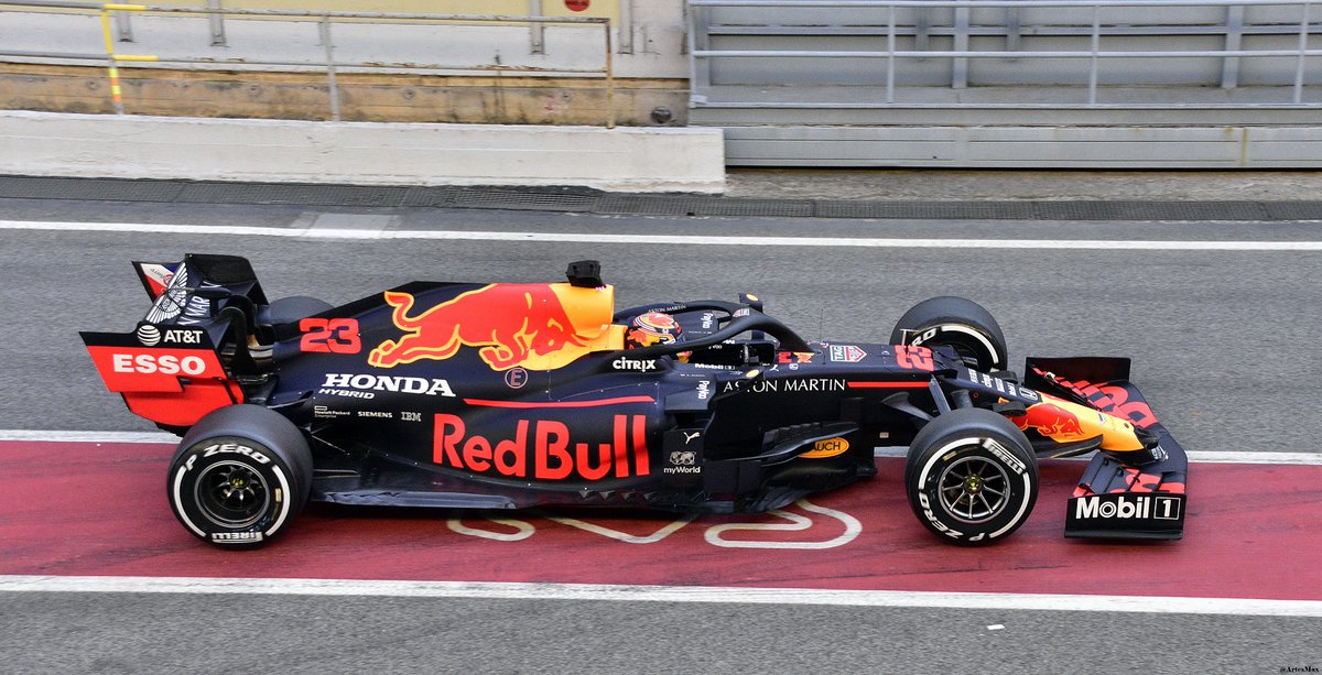 La stratégie de Red Bull ne s'arrête pas qu'aux financements de projet pour faire rayonner sa marque, puisqu'en 2005 la société devient carrément propriétaire d'une écurie de Formule 1 : « Red Bull Racing »