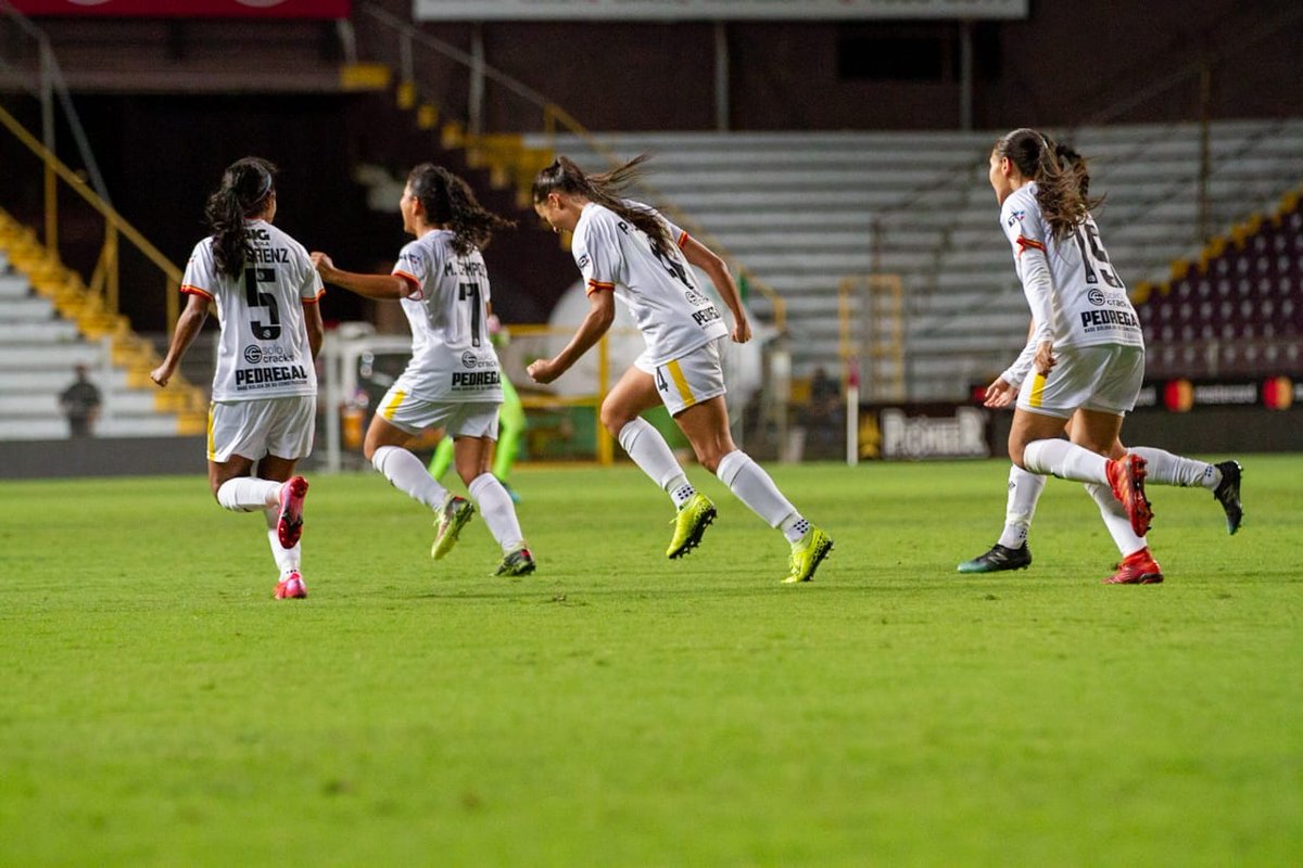 alpiedeldeporte's tweet image. Así festejaron las heredianas el título nacional (GALERÍA) ow.ly/DaXN50CsZlJ