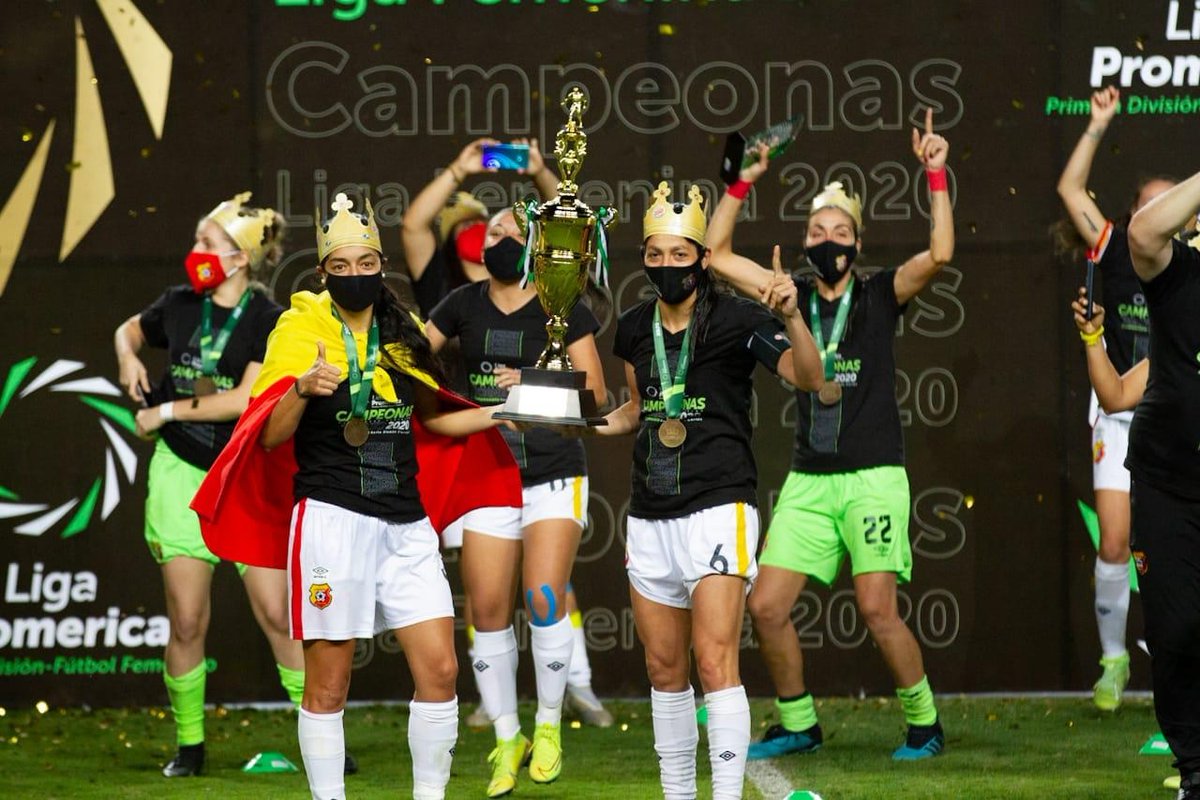 alpiedeldeporte's tweet image. Así festejaron las heredianas el título nacional (GALERÍA) ow.ly/DaXN50CsZlJ