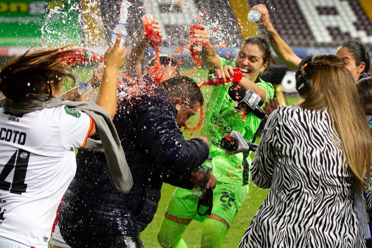 alpiedeldeporte's tweet image. Así festejaron las heredianas el título nacional (GALERÍA) ow.ly/DaXN50CsZlJ