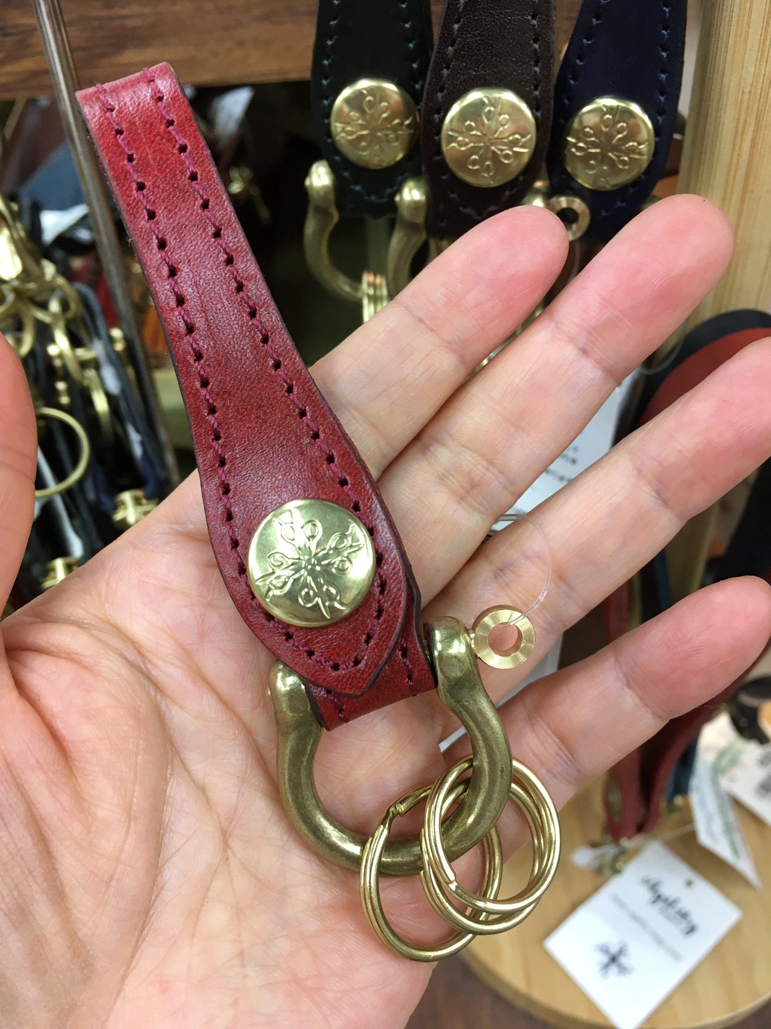 東急ハンズ渋谷店 En Twitter 革の宝石と呼ばれる ベルギー産の最高級レザーを使用したキーホルダーです ストラップはスナップ式なので バッグの持ち手やベルトループに通してお使いいただけます 真鍮の金具がかっこいいですね Agility シャックル