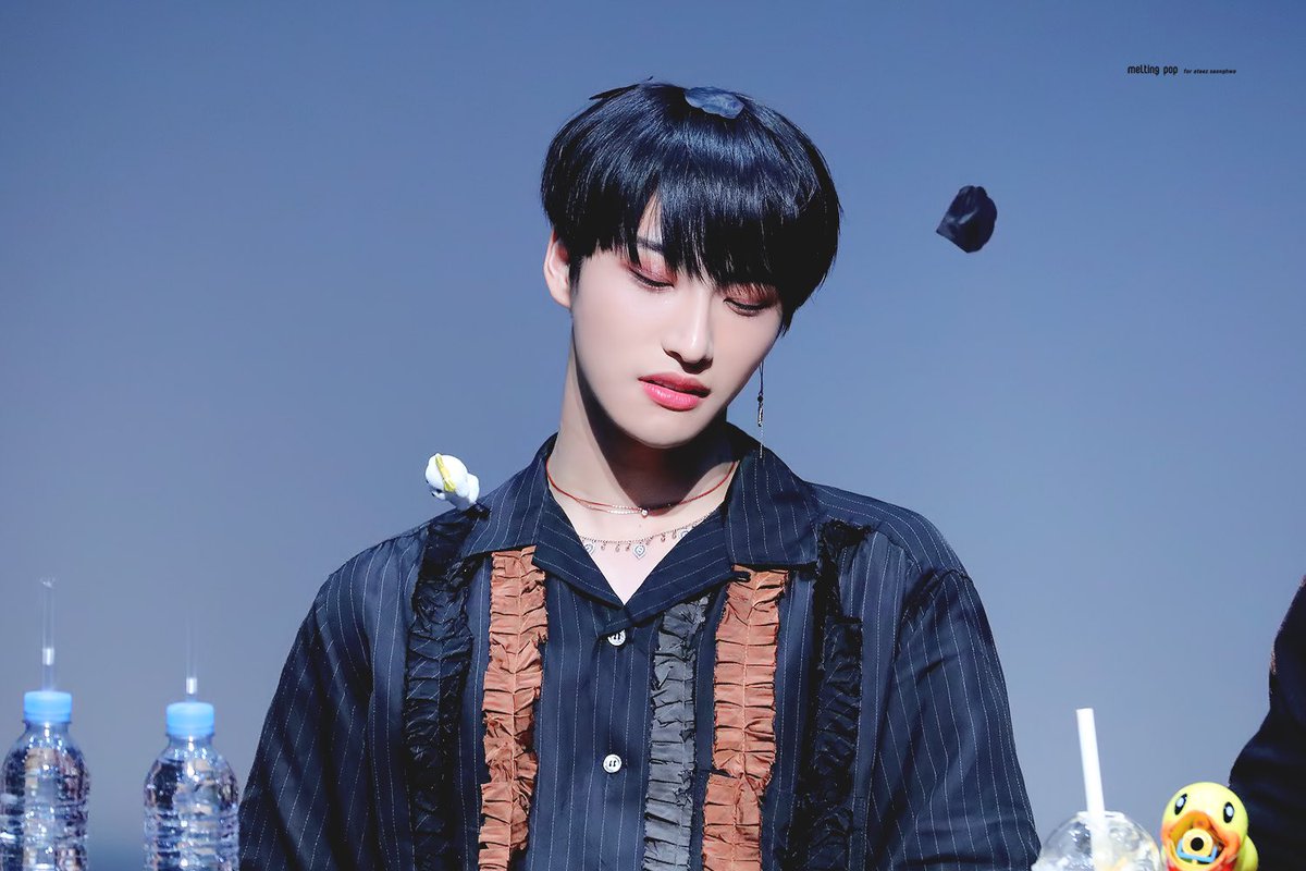 can we talk about this photo sequence of seonghwa 💔