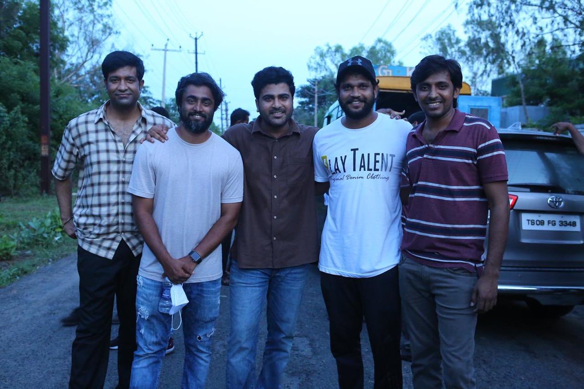 MovieBond1's tweet photo. . @DreamWarriorpic #DWP18 wraps up the complete shoot.
@ImSharwanand’s #Sharwa30 in
@prabhu_sr
Others ⭐️ing @riturv @amalaakkineni1 @vennelakishore @priyadarshi_i
Directed by #ShreeKarthick
Music #Jakebejoy
Dialogues @TharunBhasckerD
DOP Sujeeth Sarang https://t.co/Z7AUIp4PNs