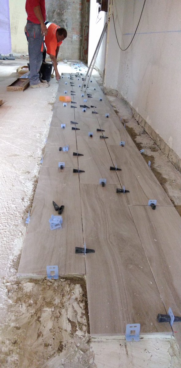 Rehabilitación de saneamiento en Calle Madres EScolapias en Córdoba. Cambio de nuevo saneamiento, ejecución de solera de vivienda y pavimentación