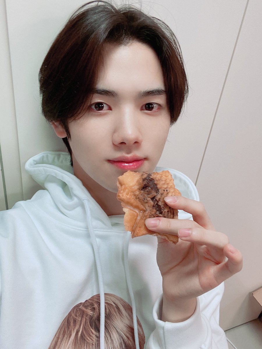 CRAVITY_twt's tweet photo. 러비티~점심 식사는 하셨나요!!
저는 집 오는길에 붕어빵이랑 눈이 마주쳐서...ㅎㅎ 낭만을 챙겼어요...
#민희 #붕어빵 #낭만 https://t.co/myjXkR4E4O