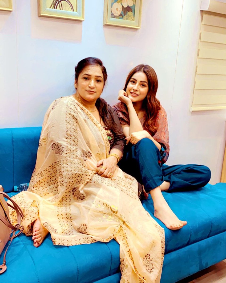 LoveableSidNaaz's tweet photo. #HappyBirthdayMamaGill
❤️❤️❤️❤️❤️ https://t.co/JrIkhqIfDQ