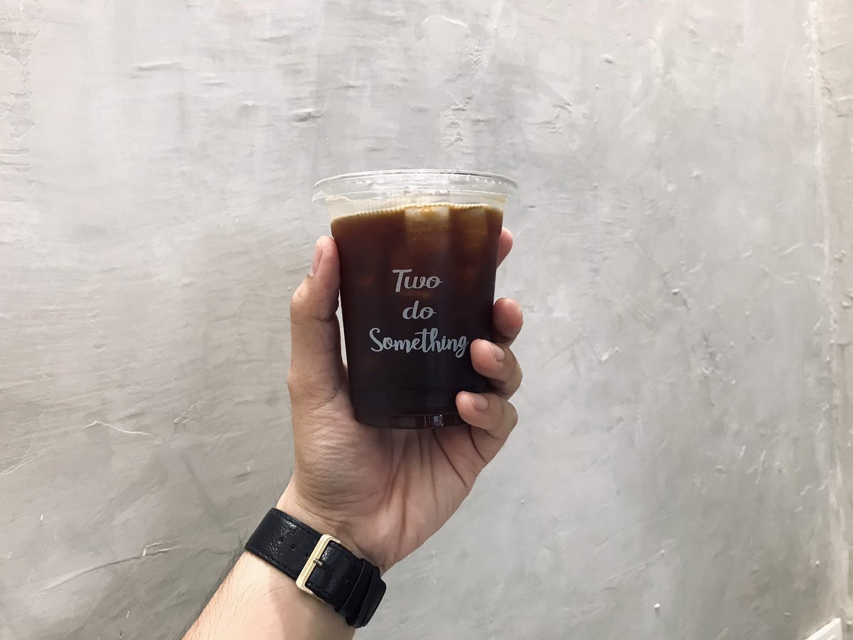 JUM_JAE's tweet photo. คาเฟ่เกาหลีย่านนนทบุรี ร้านใหม่มากเปิดวันนี้วันแรก ใครเป็นสายมินิมอล สายเกาหลี ห้ามพลาด!!! มุมถ่ายรูปเยอะ มีพร้อบให้ด้วย นี่สั่งอเมริกาโน่ไปจัดว่าดี แอบมองขนมมีหลายอย่างอยู่นะ แวะมาโดนกันได้

📌 Two do Something ถ.นครอินทร์ อ.บางกรวย จ.นนทบุรี 

#อร่อยไปเเดก #รีวิวคาเฟ่ @aroii https://t.co/IehTPToNnM