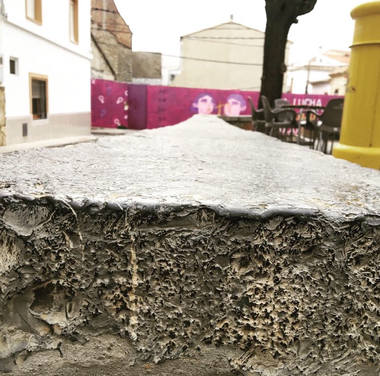 La #PiedraDeAlcublas omnipresente!🛠 Detalle del banco dela Plaza Florentina Mañes, un lugar especial para hacer un alto en el camino😉 #Alcublas #AlcublasTurismo #AyuntamientoDeAlcublas #PiedraDeAlcublas #TurismoEnFamilia #LaSerrania #Senderismo