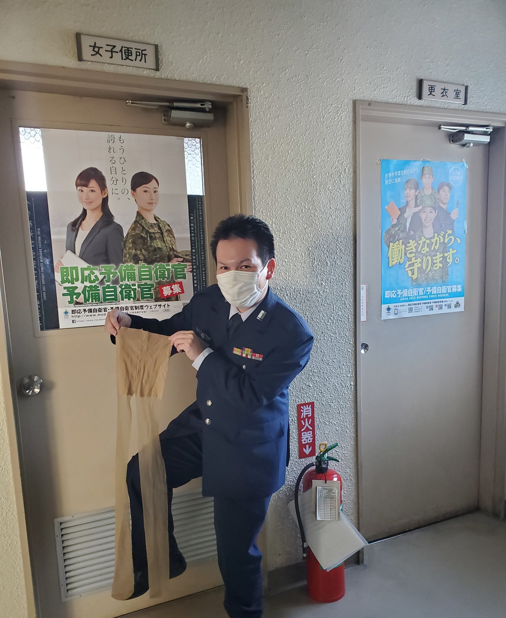 更衣室　パンスト 