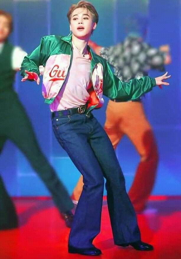 M4M460283439's tweet photo. James Corden usando la misma chaqueta de Jimin en Dynamite. Papá Mochi realmente ama a su bebé mochi💜..

#BTS #GRAMMYs #JIMIN https://t.co/99Gvecq0lF