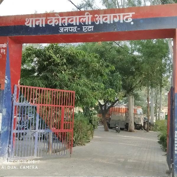 NewsNwi's tweet photo. #Etah सूदखोरों के डर से युवक ने झूला फांसी का फंदा। परिजनों ने जताई हत्या की आशंका। #Awagarh थाना क्षेत्र की घटना।
पिता ने सूदखोरों पर लगाया हत्या करने का आरोप।
मौके पर पहुंची #Police ने शव को कब्जे में लेकर भेजा पोस्टमार्टम  के लिए।
@Uppolice https://t.co/5xWiCJRKV0