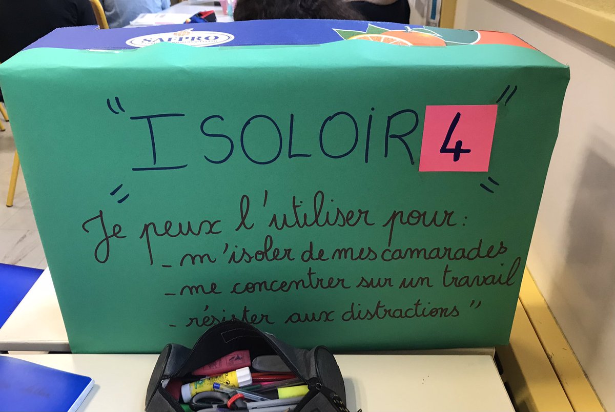 Des isoloirs fabrication « éco-école » que les élèves réclament lors des dictées et autres tâches sollicitant une attention soutenue... avec des petits messages d’encouragement... une vraie réussite !