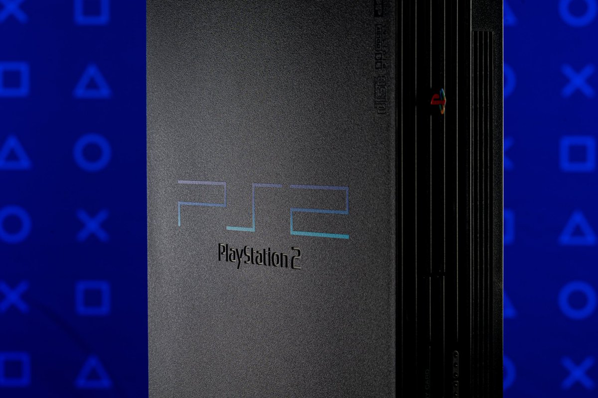 PlayStationFR's tweet photo. La PS2 fête aujourd'hui ses 20 ans en France 💙

Citez les 3 jeux qui vous ont le plus marqué : https://t.co/3oVJypTP22