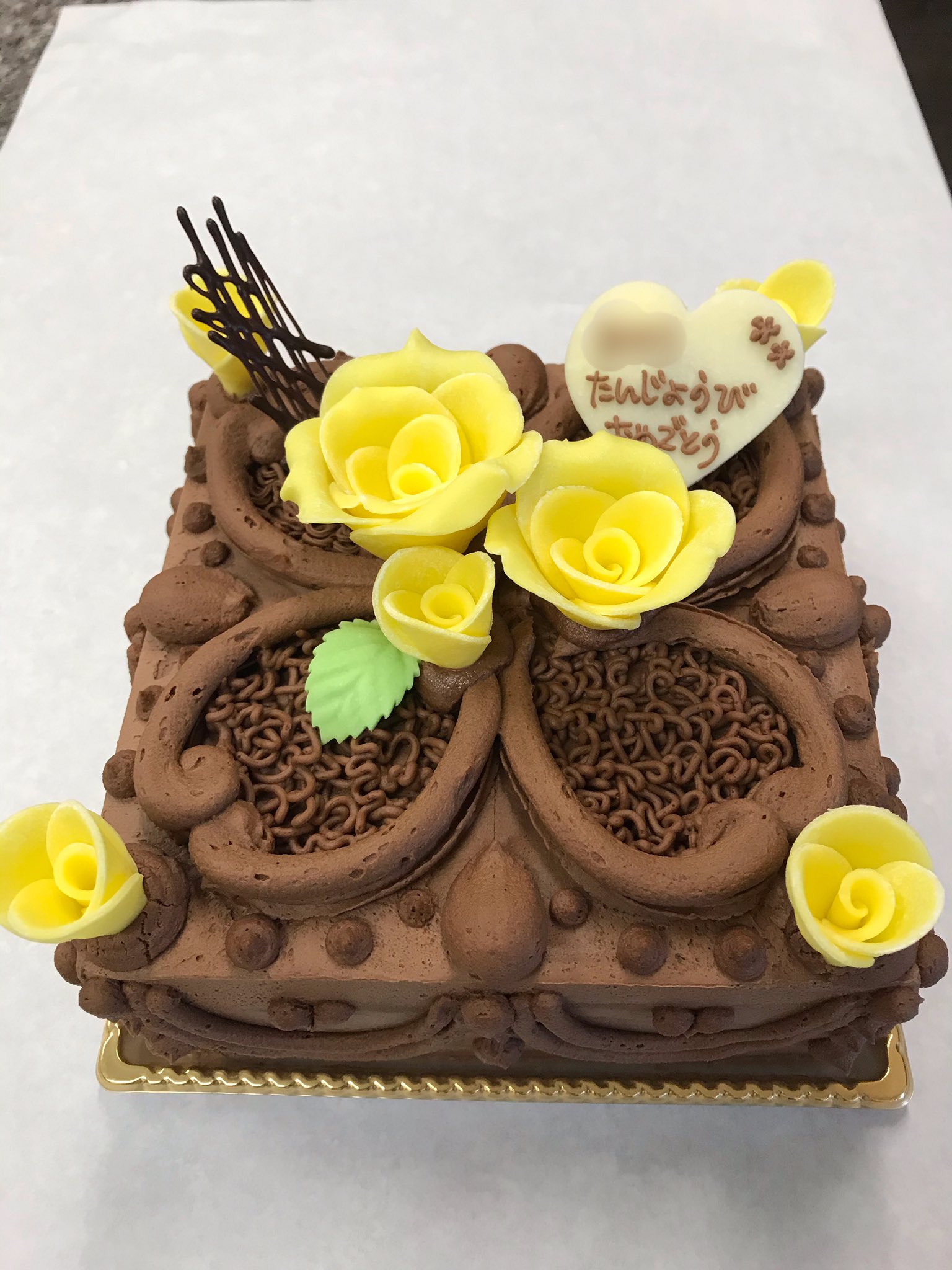 菓子工房小さなもみの木 四角いチョコレートケーキのデコレーションです 黄色い薔薇も素敵ですね 小さなもみの木 オリジナルデコレーションケーキ T Co Nfrua2mxqt Twitter