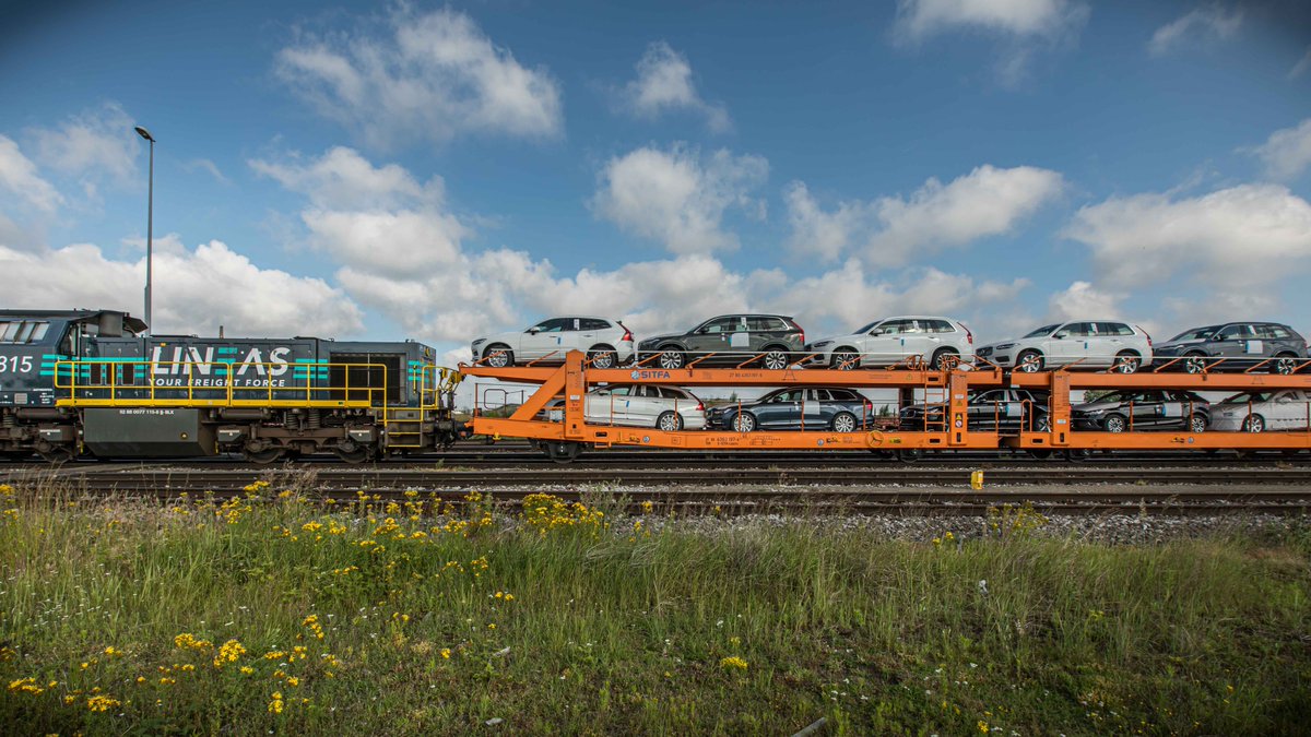 Gewonnen! Volvo Cars' wagens raken sneller op hun eindbestemming dankzij het frequentere gebruik van treinen voor transport naar Europa en China. Daarvoor werden we bekroond met een Baanbrekers Award. Thanks <a href="/LineasForce/">Lineas</a>, <a href="/DfdsB/">DFDS_Belgium</a> en <a href="/northseaport/">North Sea Port</a> voor de samenwerking en steun.