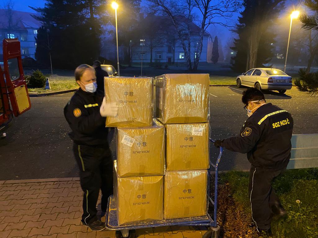 Na letiště v Kbelích právě dorazila humanitární pomoc pro Arménii. Odletět by vojenským speciálem měla v 9:00 hod. @hasici_cr @ArmadaCR @ObranaTweetuje https://t.co/EVdjrUsNBW