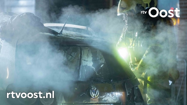 Alweer autobrand in Deventer, politie onderzoekt brandstichting. #rtvoost.