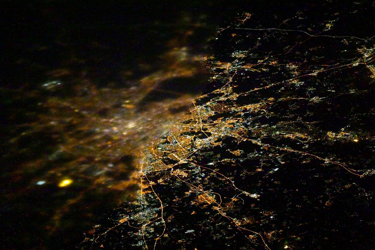 #Moscow, how are you? They say that winter has come to you and to some other regions of Russia: snowfalls, snow banks!
Here, from the @Space_Station we can only see a part of the capital, if we are lucky enough :) https://t.co/kkkL8H7l0g