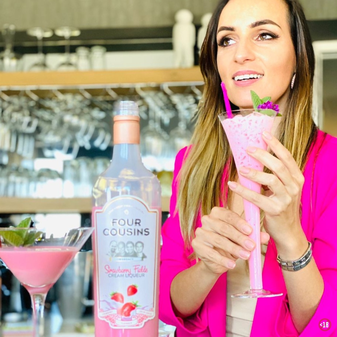 4CousinsWine's tweet photo. Mrs South Africa semi- finalist, Natalie Jordaan enjoys our fabulous Strawberry Fields Cream Liqueur! 

Try it out and see for yourself! 
Shop online now: https://t.co/B7vHjPVQEA 

#fourcousinswine #fourcousinscream #creamliqueur #MrsSATop50 #summer #enjoy
@jordaan_natalie https://t.co/6w4jJLCt0l