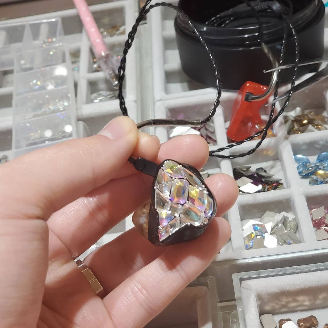 TheTokkiStudio's tweet photo. 20201124 @LIU_Sungmin Instagram

Operation to decorate my old in-ear friend!
A refreshing transformation! 🥳 I feel good~~~!

🔗 https://t.co/cLe6Yw77Ra https://t.co/E5A364V2Fz