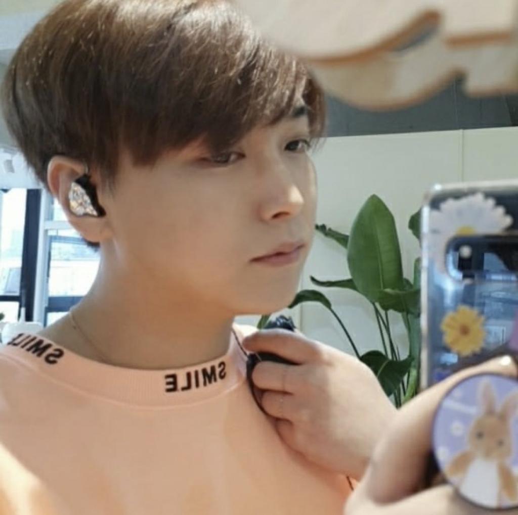 SM137KH's tweet photo. Update IG #Sungmin ~

Sungmin again makes monitors (headphones) for performances ~ https://t.co/HkmDF7Knu0