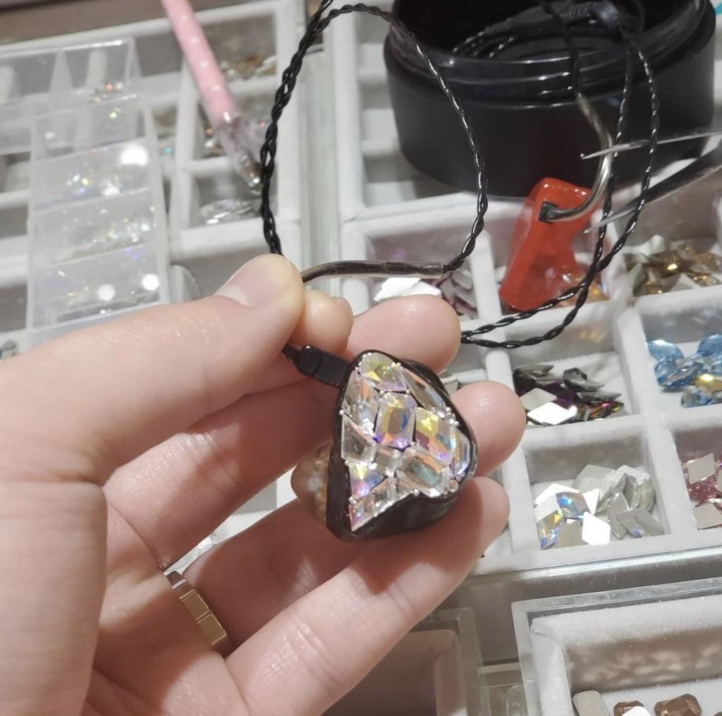 SM137KH's tweet photo. Update IG #Sungmin ~

Sungmin again makes monitors (headphones) for performances ~ https://t.co/HkmDF7Knu0