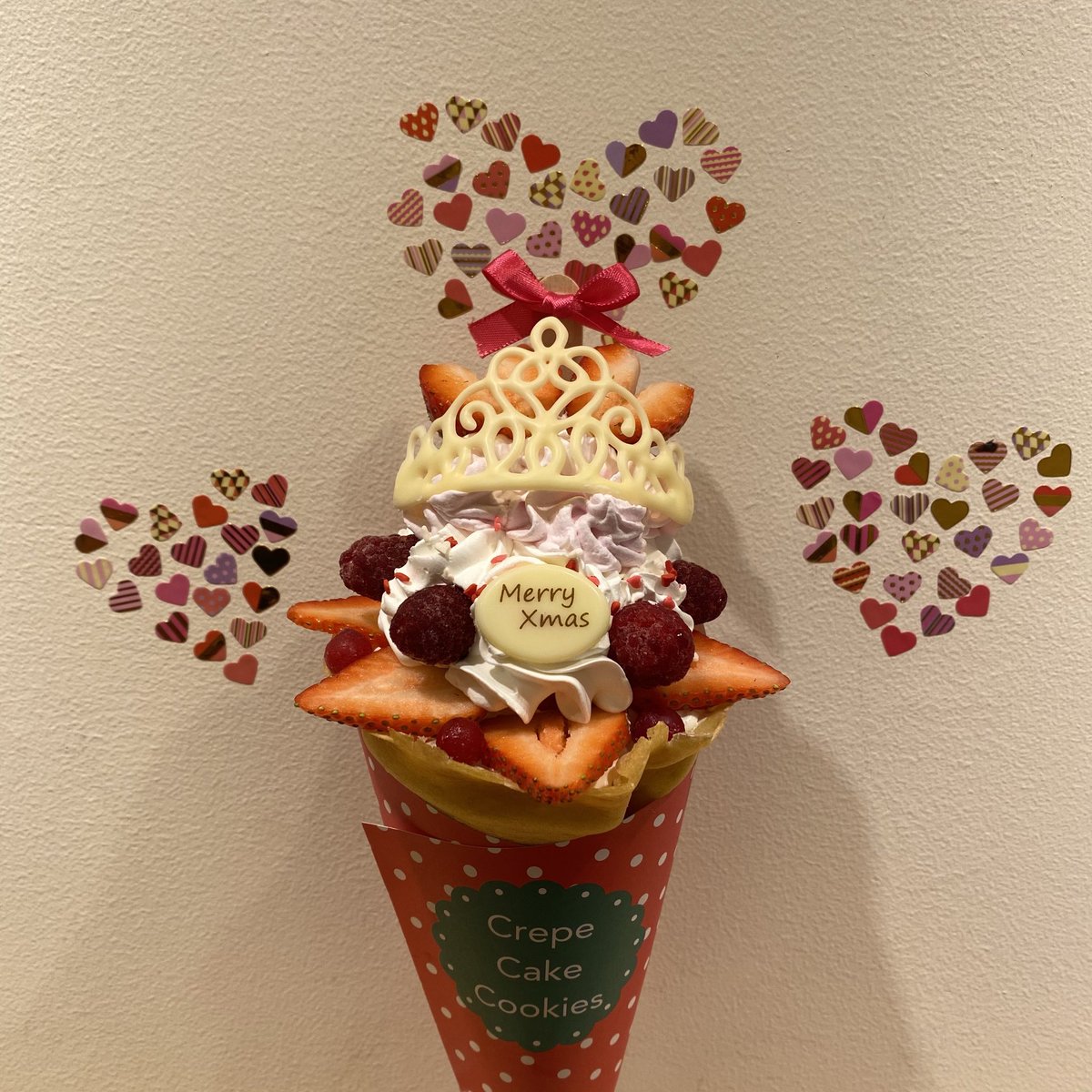 circuscrepe's tweet photo. こんにちは、ジェイです🧸🎀

プリンセスクレープの中身をご紹介♡
ホイップ、ベリー4種、カスタードクリーム、パイ、いちごソースと盛りだくさん♡

いちごをドレスの裾のように広げてハートのいちごをてっぺんに乗せました🍓
最後にティアラを被せてプリンセスのようなクレープになっています👸🏻💕 https://t.co/7JeaozFjFR