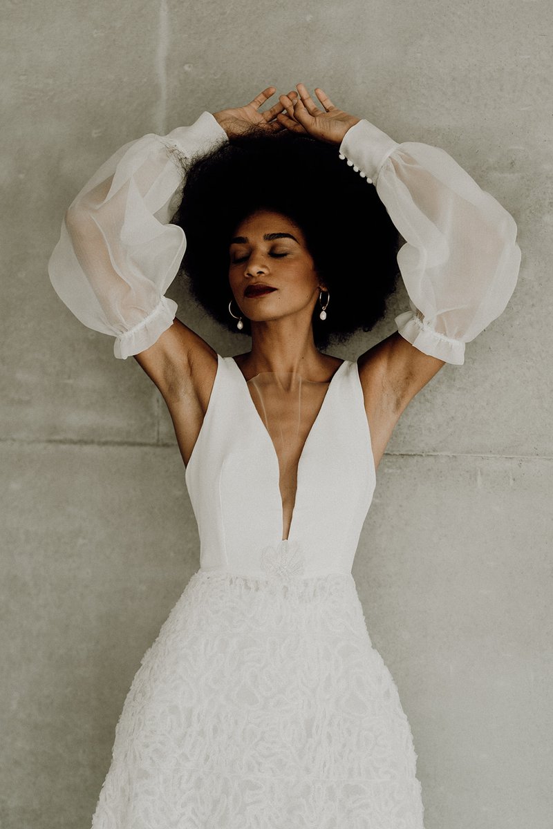 Pour continuer de rêver, de s'aimer, de célébrer...
Notre #Robedemariee Cassandre et ses manches amovibles. 
ELISE MARTIMORT : Bordeaux / Paris
Créatrice de Robes de mariée sur mesure.
elise-martimort.com
#bridetobe #weddingdress #mode #madeinFrance #frenchdesigner