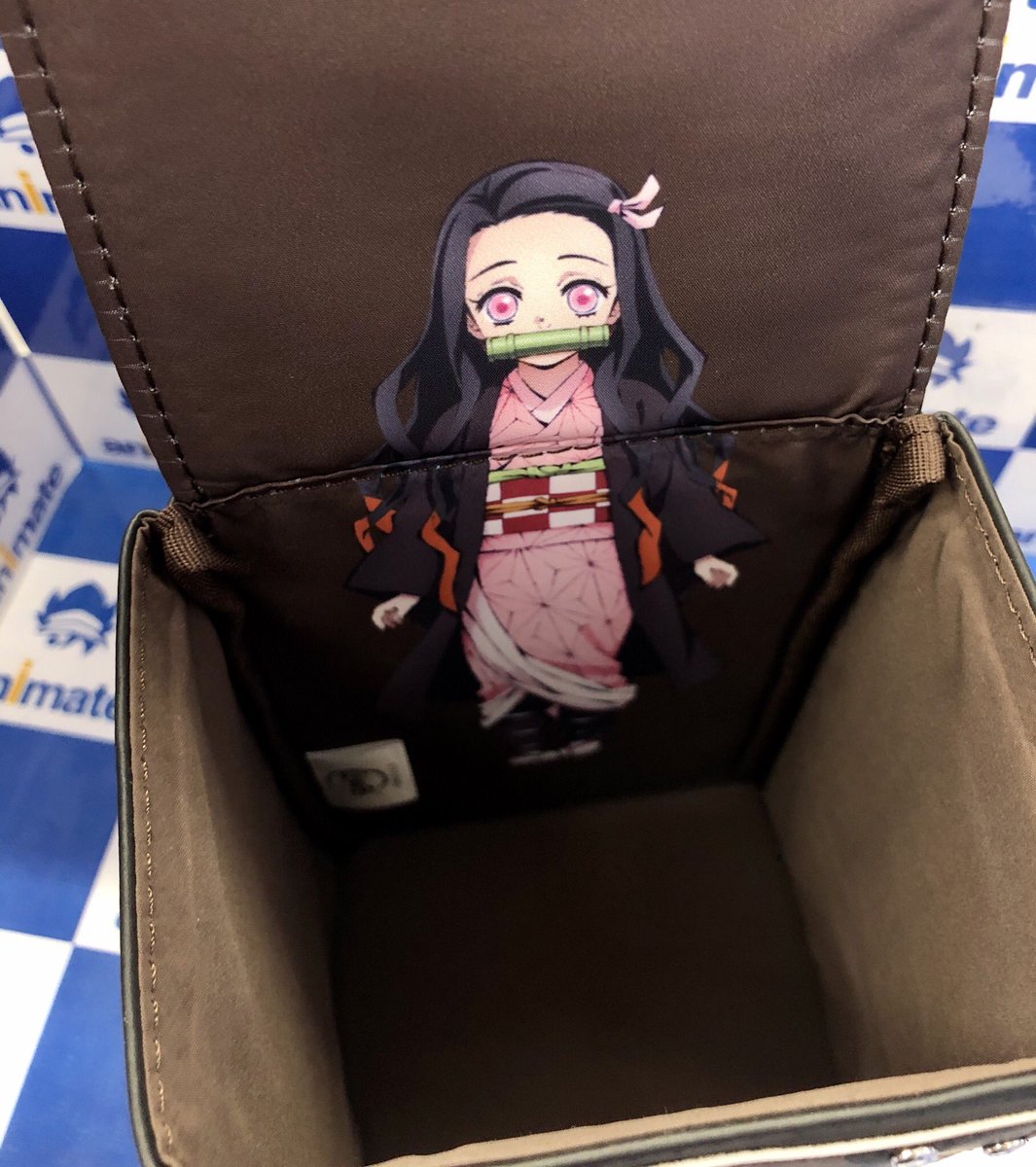 電話予約受付中 アニメイト秋葉原本館 No Twitter 新商品情報 5階b館にて 鬼滅の刃 より 炭治郎の背負う箱 型ポーチ が発売中です フタを開けると禰豆子の姿が 鬼滅の刃