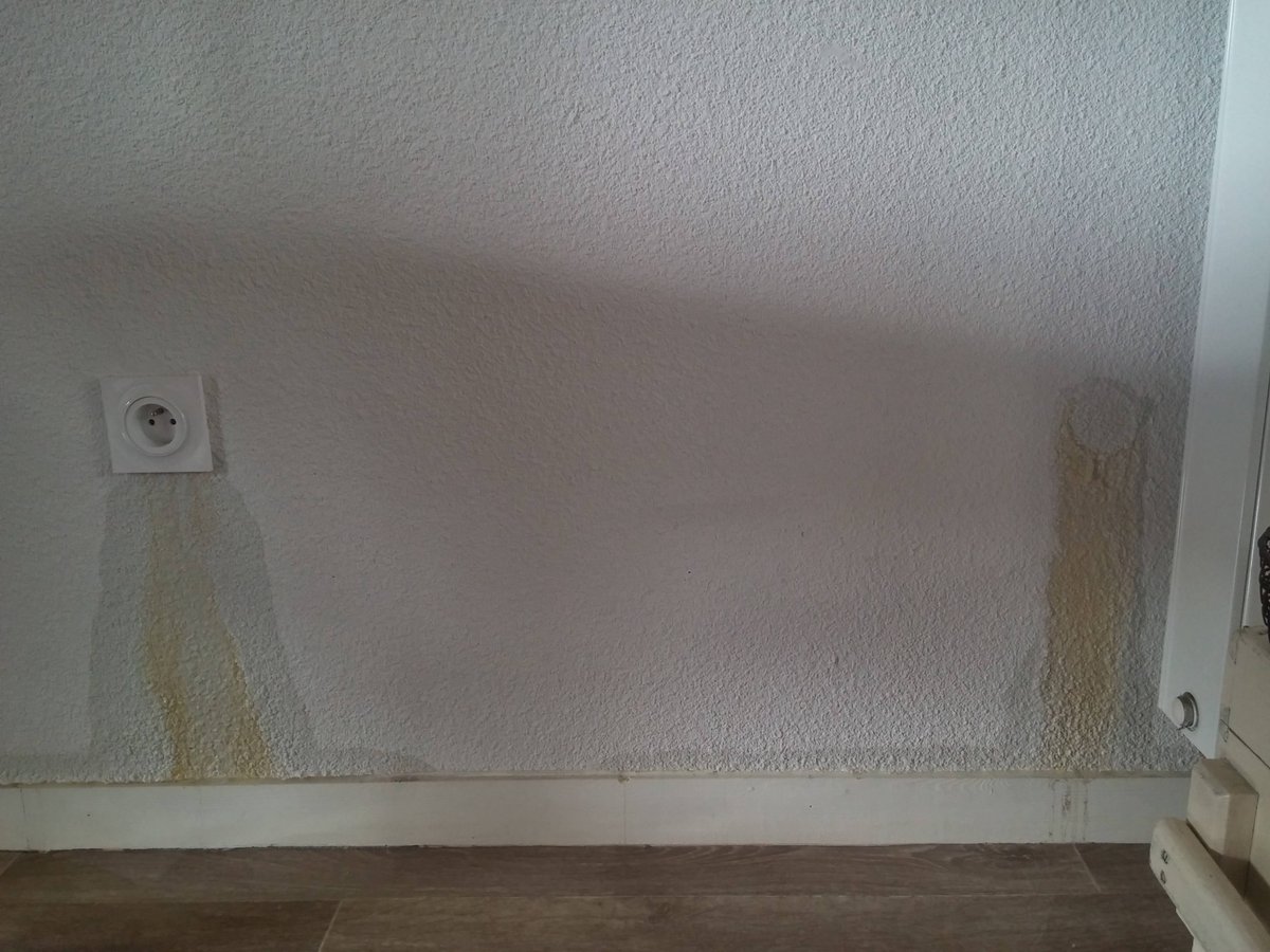 Intendant_hab's tweet photo. A quelques jours près, dans appartements de la résidence de l’Intendant....dégat des eaux par les prises! Enquête àsuivre sur qualité archi 
#Bordeaux  #Gironde #logement #Construction #NouvelleAquitaine @ActionLogement @LesCoopHlm
@ADI_N_A @ANAH_Officiel @clcvorg https://t.co/RrYw0xFMtu