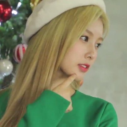 she looks so pretty in a beret 😖