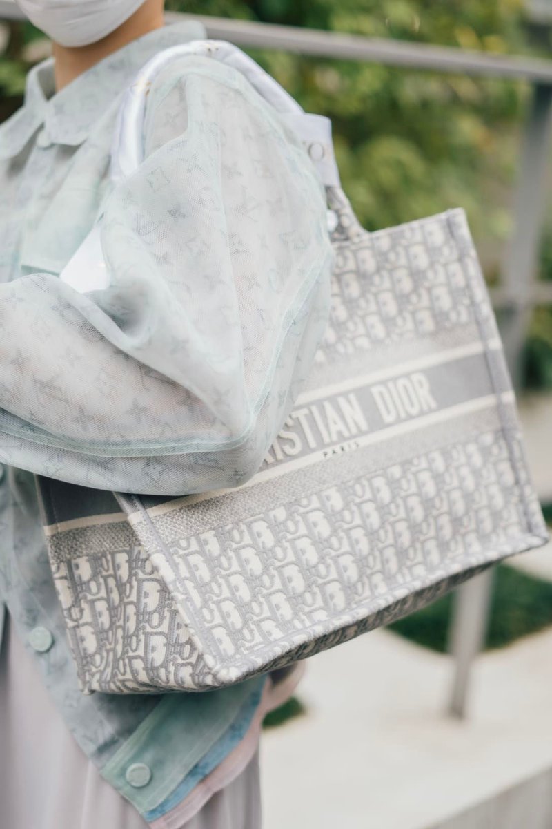 Fashionsnap Com スナップ 名前 兎中 那奈美 ジャケット Louis Vuitton スカート Repetto バッグ Dior T Co Ocuegnpkvg