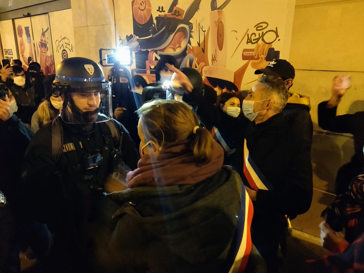 IanBrossat's tweet photo. Hier, nassés rue du Temple, avec des forces de l'ordre qui nous empêchaient, élus de Paris, d'accéder à la place de l'Hôtel de Ville. 
Si nous sommes traités ainsi, imaginez comment sont traités les réfugiés... https://t.co/QuZSFk0ouH