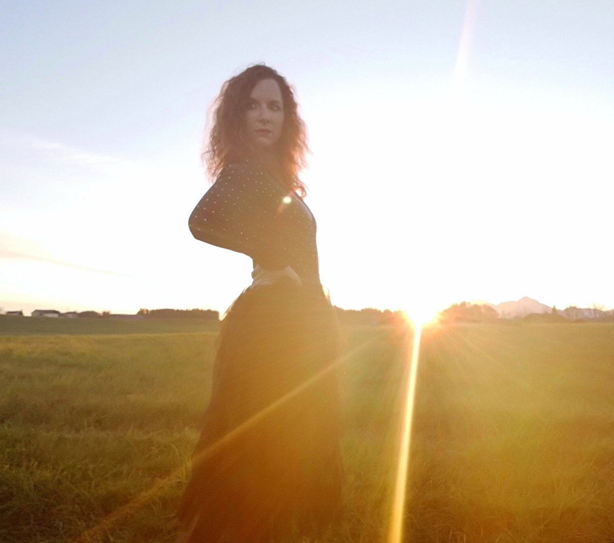 Guten Morgen ❤️ Ich stürze mich jetzt in einen weiteren, arbeitsreichen Tag. Aufgrund des Lockdowns haben wir ja eine Menge zu tun. Da sind Momente, in denen man einfach nur kurz innehält, schon unglaublich kostbar. Bleibt gesund ihr Lieben!❤️

#sunsetpic #sunset #light #moments