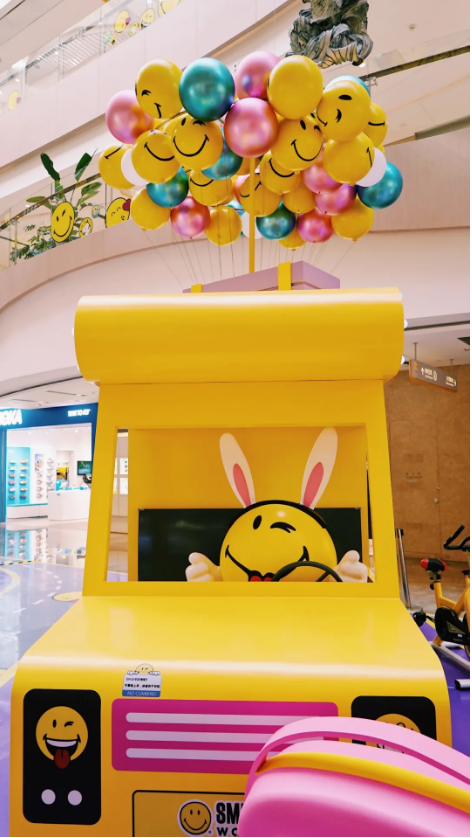 SIPnewscenter's tweet photo. The first Suzhou #exhibition of the renowned Smiley is now being held at the ground floor of Star Mall in Suzhou Industrial Park, and will last until Jan 20, 2021. The exhibition, full of yellow smiling faces, will make visitors feel warm and put a smile on their faces. #SIP https://t.co/29oesk6oAr