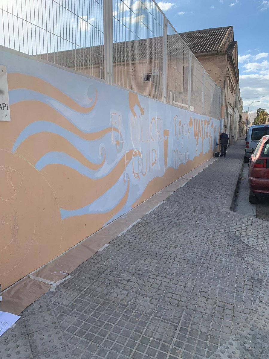 Al CEIP ES VIVERO, amb l'ajuda de la pintora Karina Cappato, estam posant l'escola ben guapa. Com podeu veure, el nostre lema triat entre tots "El millor equip: nines i nins units" distingirà la nostra escola com un centre que lluita per la igualtat i la coeducació.