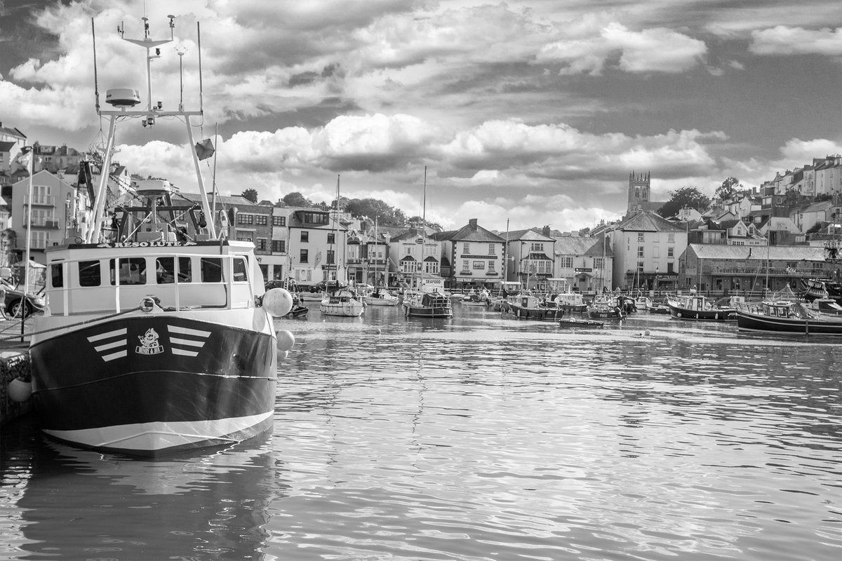 fishsarah's tweet photo. .@FisheliciousUK @ThroughTheGaps Pesky Fish Brixham market about to open at 8.00am - bumper catch today from the two Darrens - BM516 and BM33  Hurry whilst stocks last ... 🐟🐟🐟🐟🐟 https://t.co/EhQCGn587m #homedelivery #brixhamfish #loveseafood #eatmorefish #discoverseafood https://t.co/Fj97dej60k