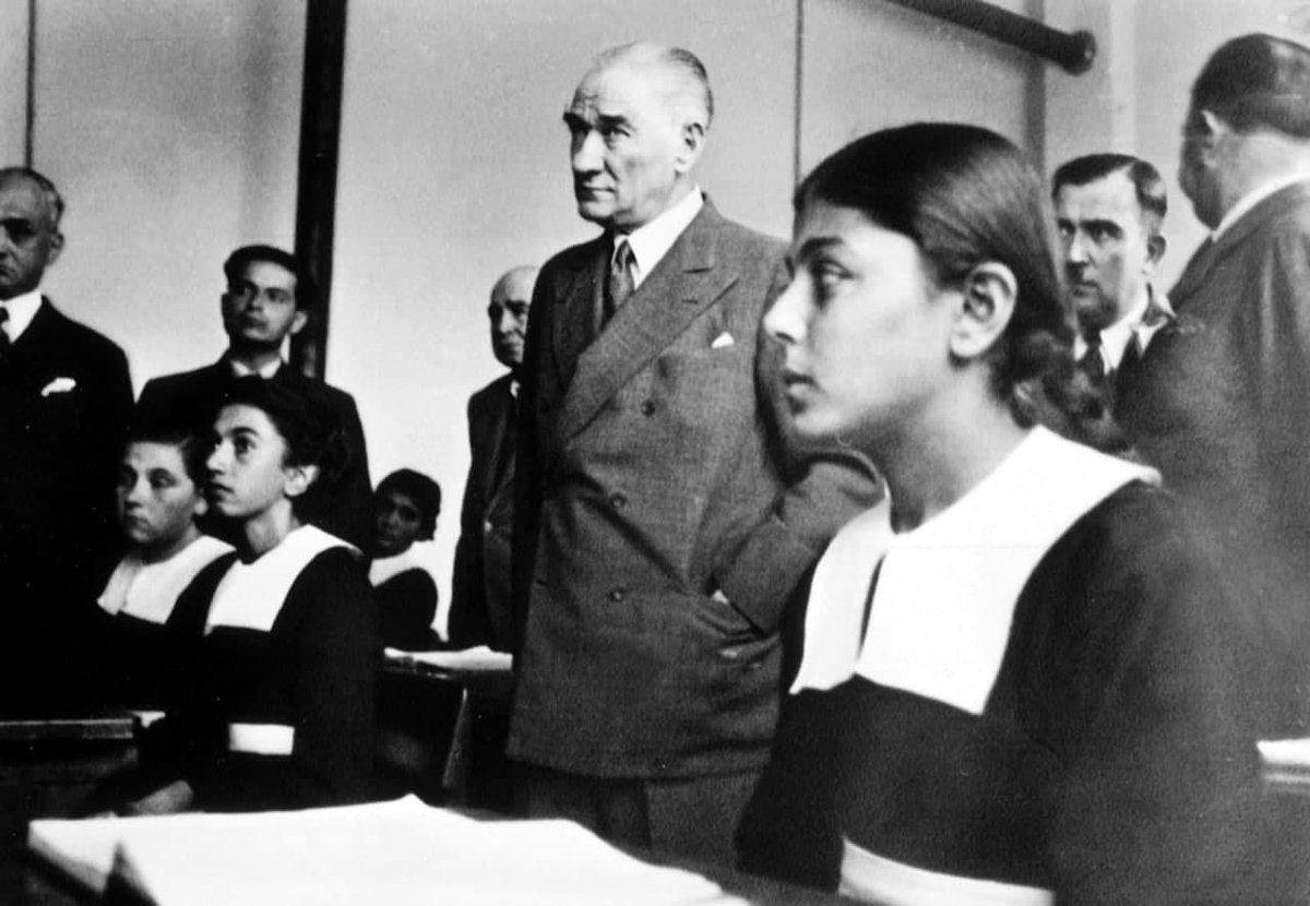 vardiyareklam's tweet photo. Baş öğretmenimizin izinde geleceğe bakmayı sizden öğrendik. İnsanlığın mirasını taşıyan öğretmenlerimizin günü kutlu olsun. https://t.co/0nMNnUy02d