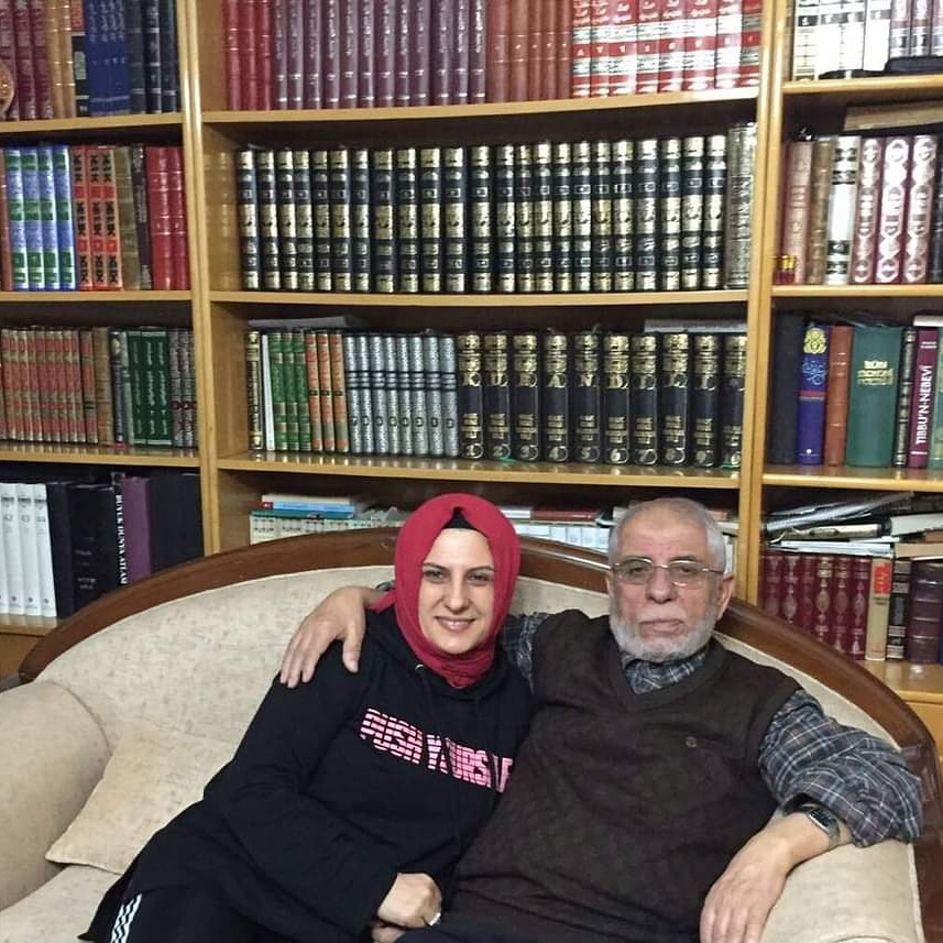 HulyaTerzioglu1's tweet photo. Sana özendim de illmi ilahiden nasiplenmek istedim. Ötelerden öğretmek de mümkünmüş,seninle bildim. Bilvesile rahmeti Rahmana yürüyen başta Bekir Topaloğlu hocam olmak üzere tüm hocalarimi rahmetle anıyorum. Hayatta olanlar da başımın tacıdır. https://t.co/8pV449vONF