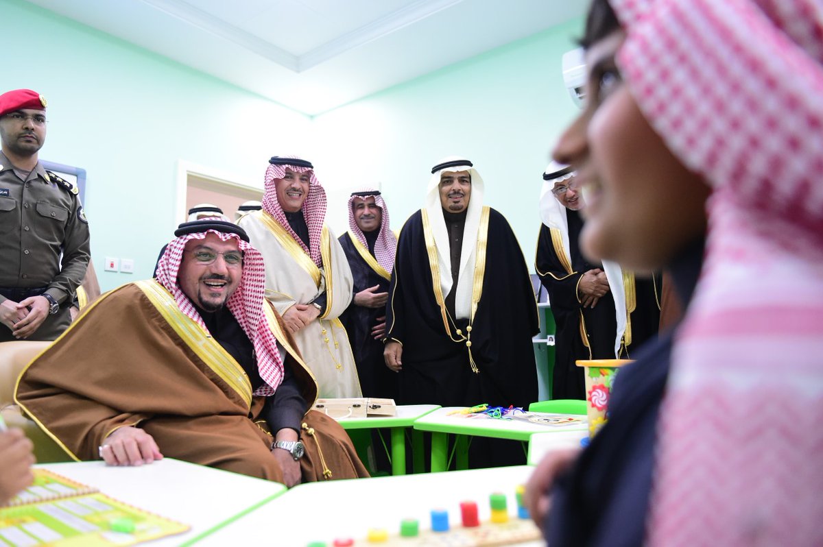 Onaizahorgsa's tweet photo. ليس هناك أجمل من الإبتسامة والفرح والسرور, ويزداد ذلك جمالًا حين يقترن بالفوز والتفوق والنجاح , من هنا كانت إبتسامة فيصل القصيم (الإنسان) هي ابتسامة الرضا والإعجاب , لينتشي "ابننا" بهذا الفاصل الفرائحي الجميل وكأن كل الحياة إبتسمت له في هذا اللقاء بأبوته الحانية وتعابيره الدافئة. https://t.co/C7zmh5bU6R