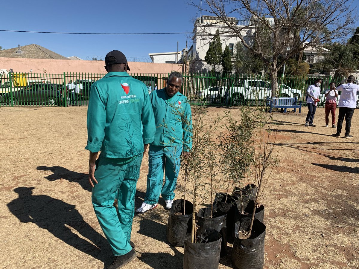 visiontactical's tweet photo. Our @VTacGreenTeam are truly passionate about our environment – they @KeepingItClean….

@CityofJoburgZA ...Let’s work together... It is everyone’s responsibility to keep Joburg clean #kleenajoburg 

#WeServeJoburg #StopLittering #StopIllegalDumping @JoburgParksZoo @CleanerJoburg https://t.co/ZQ684yhw2K
