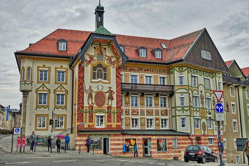 Kolberbraeu's tweet photo. Urkundlich wirkt der Name "Tölz" zum ersten Mal um 1180. Damals gab  es noch verschiedene Schreibweisen. Gehen Sie mit uns heute auf eine kleine geschichtliche Reise ⬇️ #BadTölz - ein beliebter Urlaubsort, weil unsere Stadt soviele Facetten hat. https://t.co/e19P6Q1B3j https://t.co/e7YLINEh1F