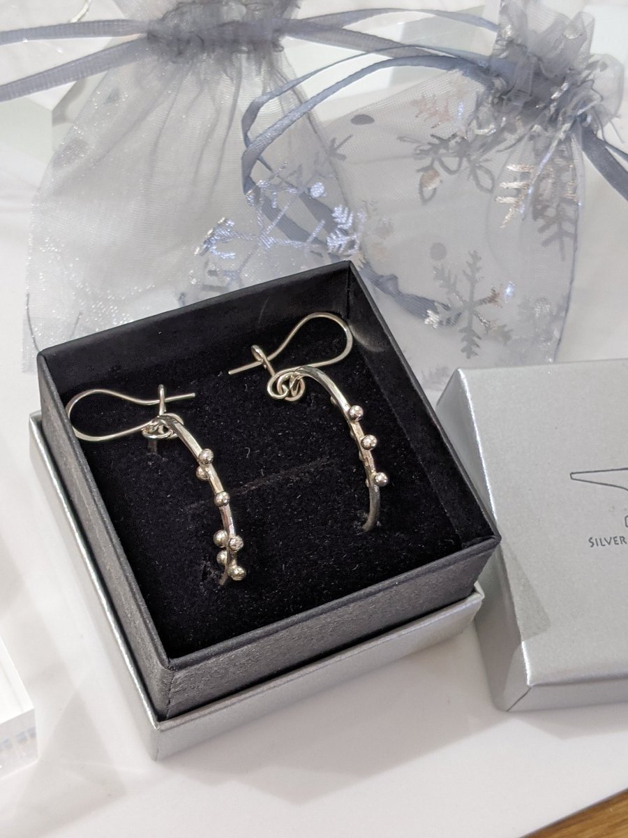 silveranvil1's tweet photo. What will you choose for Christmas from your local shops? Bespoke #sterlingsilver hoops with Christmas packaging if needed. @birdyandblue @TheBootHole1 @AlisEmporium @CakerySurrey @scissors_golden @WestdawMenswear https://t.co/S2QB3zFh6i