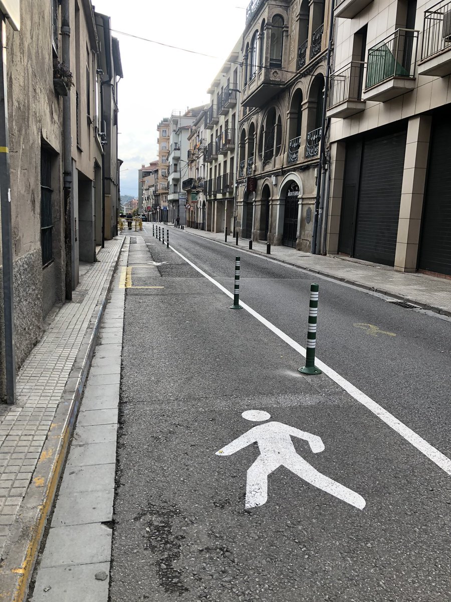 JuditSantacreu's tweet photo. La pandèmia ha fet molt mal al comerç del carrer del Roser, però l'@AjuntamentBerga encara ha fet més mal que el virus. 
Més diàleg i menys ensorrar el petit comerç. https://t.co/mE4BUqAXmB