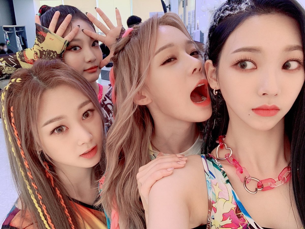 ningningswife's tweet photo. is Winter trying to eat Karina’s ear? 🤣🤣🤣
(#ignorethetags)
#AESPA #Aespa_Is_Here #AESPA_WORLD_DOMINATION #KARINA #GISELLE #WINTER #NINGNING #MY #OT4 #ÆSPA #SM #SMEntertainment #BlackMamba https://t.co/zKHSSf9AhF