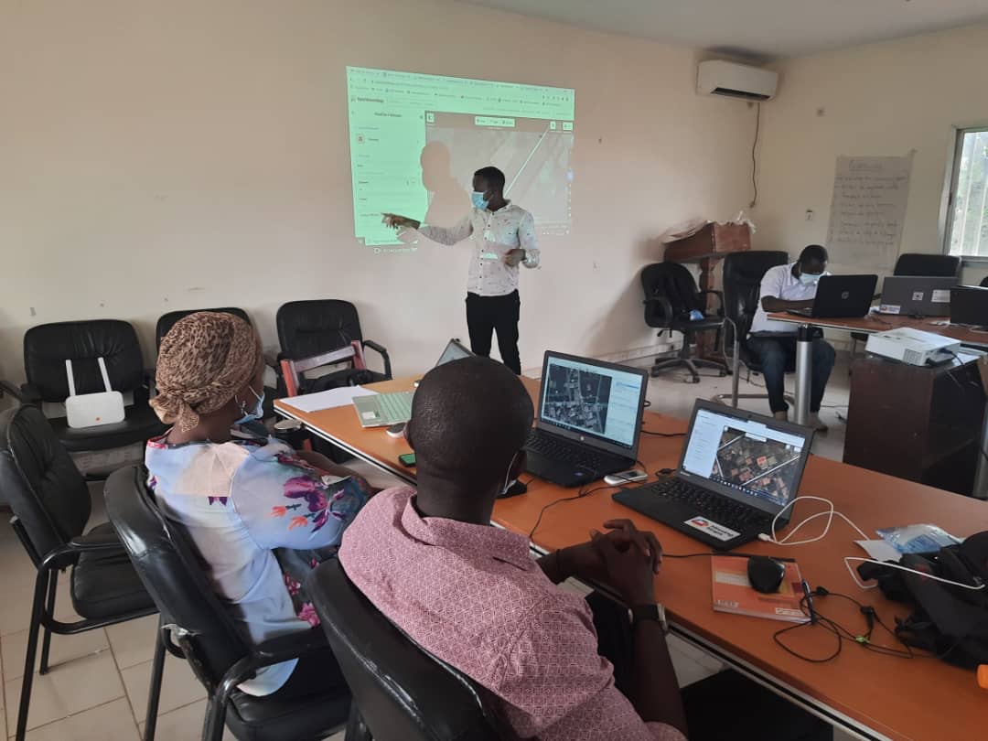 boubacarbah12's tweet photo. 2eme journée de Mappathon au siège de la Croix Rouge Guinéenne sur le thème de  "Cartographie de la ville de Conakry pour la réponse à la COVID-19"
#geosynapseguinée
#ficr
#croixrougeguinéenne
#APPG
#EnviroAfrica https://t.co/6Itl28Qt66